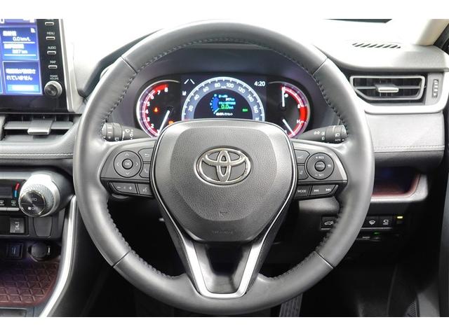 握りやすい本革ステアリング＆高速走行に便利なレーダークルーズコントロール♪