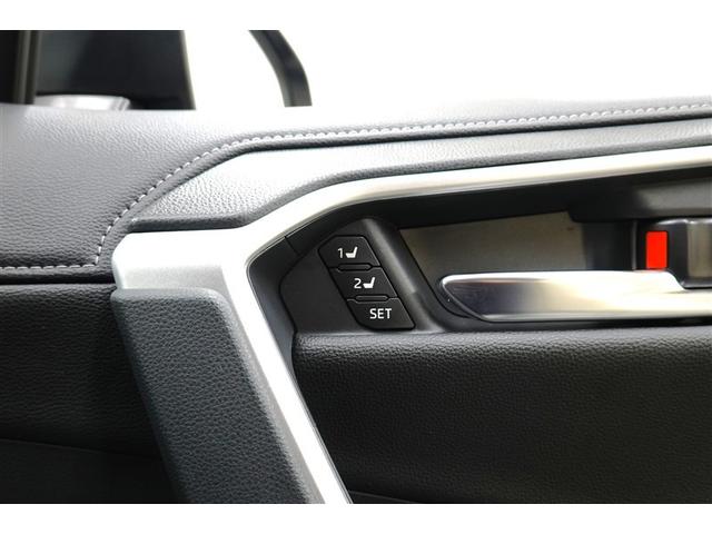 運転席シートポジションメモリーでスイッチを押すだけで設定したポジションにシートが動くので便利です！