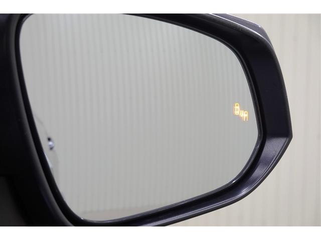 後方からの車の接近を教えてくれるブラインドスポットモニターで車線変更の際のタイミングが分かり易くなるので安心♪　※あくまでも補助的な装置なので目視確認もお忘れなく！