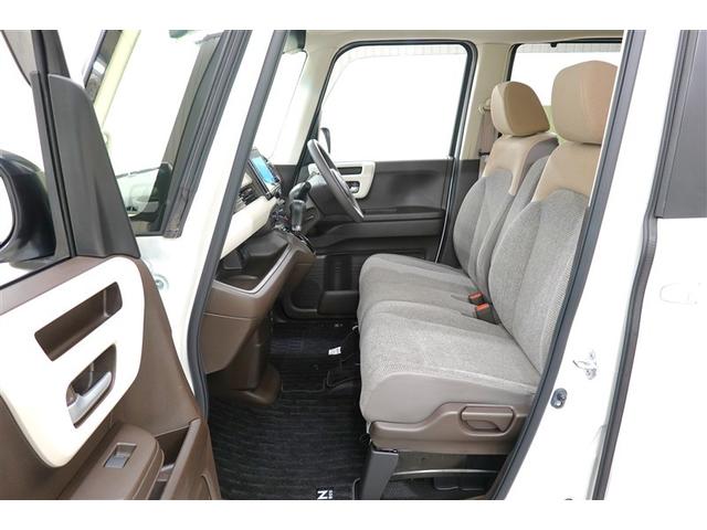 ベンチシートで運転席から助手席への移動もスムーズです！