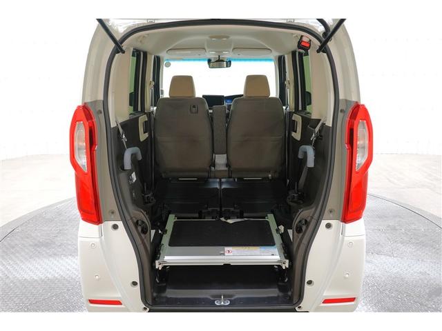 後席を格納すると大きなスペースが出来るので大きな荷物も積み込めます！