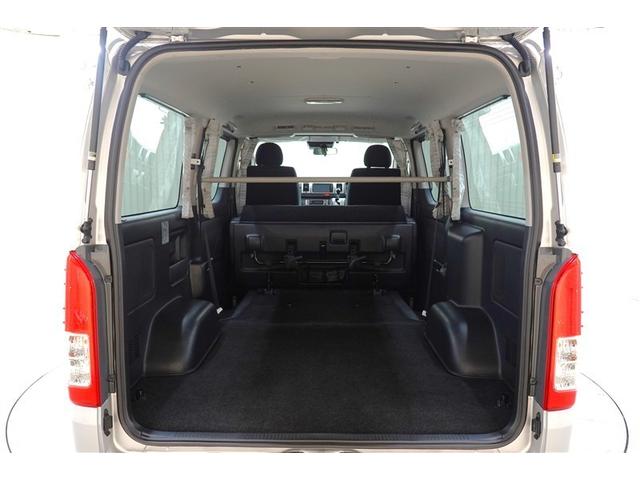 後席を格納すると大きなスペースが出来るので大きな荷物も積み込めます！