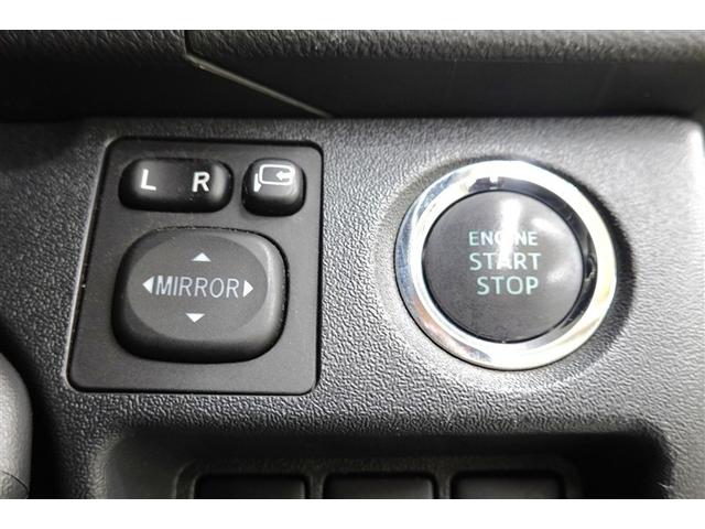 スマートキーを携帯していればキーを取り出さずにドアを施錠＆解錠。クルマの始動も可能です。