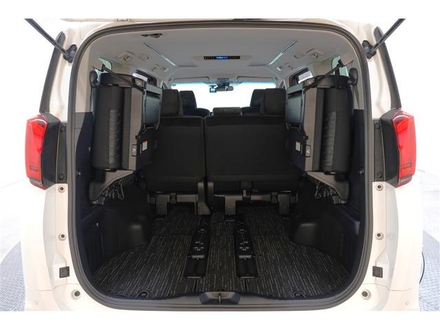 ３列目シートを跳ね上げると大きなスペースが出来るので大きな荷物も積み込めます！