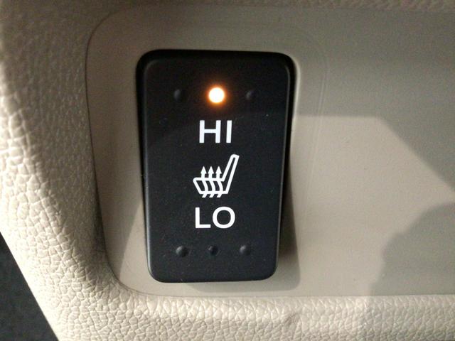 【シートヒーター】エアコンよりも暖かくなるのが早く、エンジンをかけるとあっという間にポカポカに♪エアコンと違い風が出るわけではないので乾燥に敏感な方でも安心して使用できますよ♪