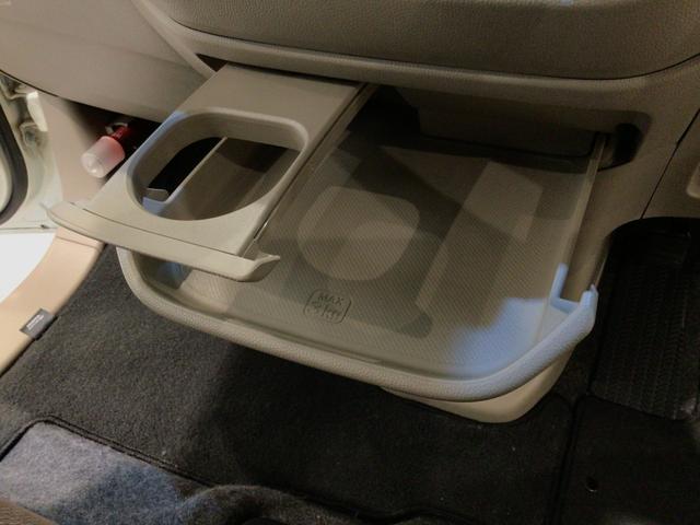 引き出して大きめトレイとして使用できる、運転席からも助手席からも自在に使えるドリンクホルダー付のトレイ。お菓子を置いたり、化粧ポーチを置いたり。ちょっとしたテーブル代わりに使えるトレイです♪