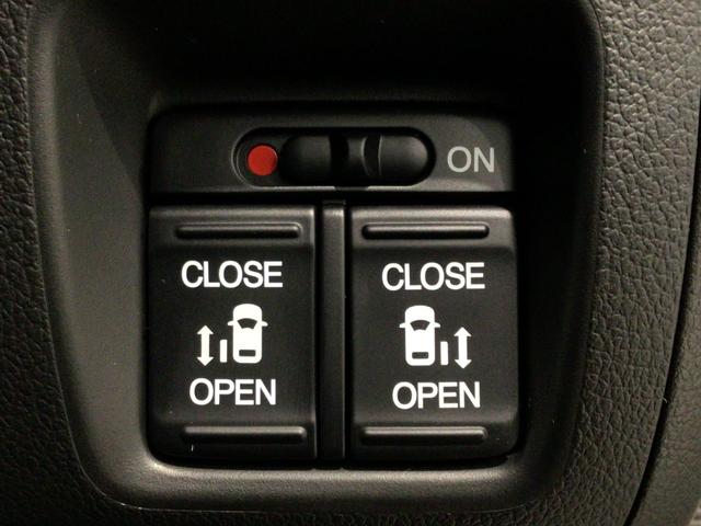 【両側パワースライドドア】両側がパワースライドドアになっており、運転席のスイッチやスマートキーでも開閉が可能です！開口部も広いので乗り降りも楽々♪