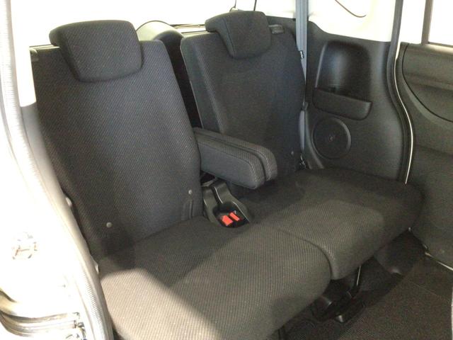 【後席】後席シートももちろん足下広々で快適♪収納式のアームレストも装備しており、後席の方もユッタリおくつろぎいただけます♪是非一度実際にご覧になってください！