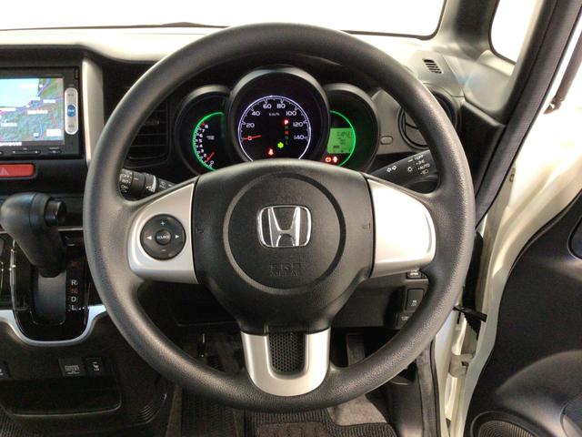 【ハンドル】手元でオーディオの操作ができる便利なステアリングリモコンが装備されてます♪視線を大きく移動させずにすむので、安全にも繋がります♪