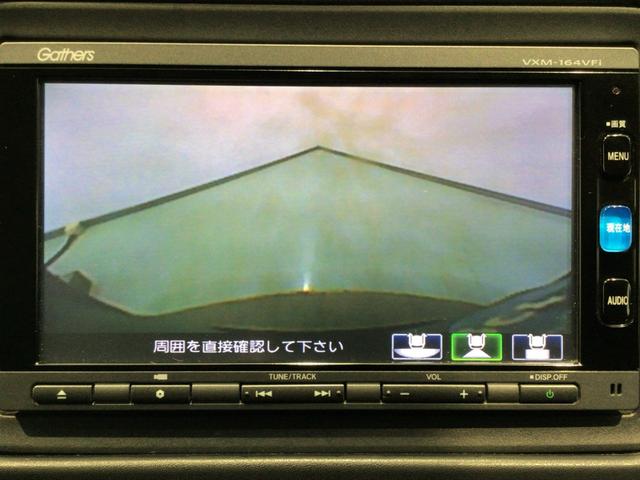 【バックカメラ】運転が苦手な方も車庫入れラクラクです！ギアをリバースに入れれば自動的に切り換わりますので、面倒な操作は不要です♪狭い駐車場もお車を傷つけず安心ですね！