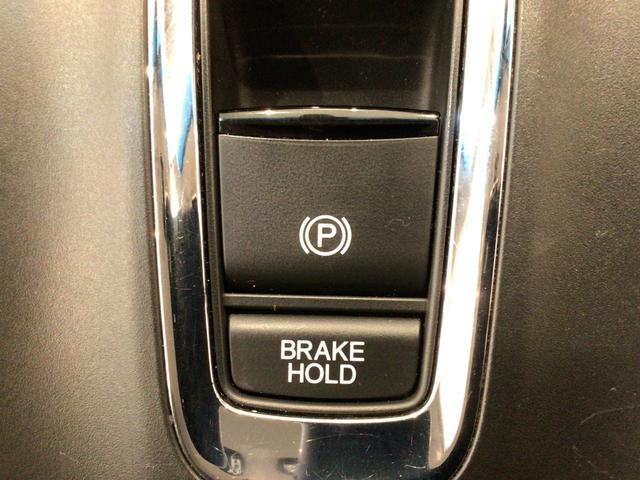 指先の操作でパーキングブレーキの「作動と解除」が行うことができる装備。ブレーキペダルから足を離しても停止し続けてくれるオートブレーキホールド機能。信号待ちなどの際には便利。ＥＣＯ運転で低燃費走行♪
