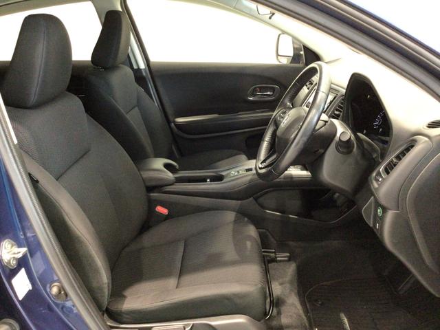 体を包み込むような形状でホールド感のあるフロントシート。しっかりと支えてくれるので長時間の運転を快適にサポートしてくれます。もちろん足元もゆったりしてますのでおくつろぎいただけます♪