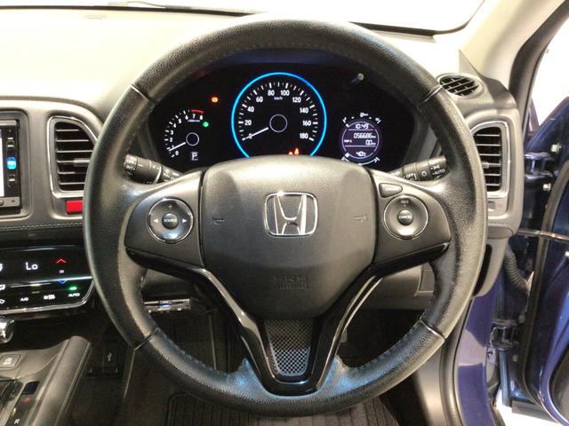 運転にかかわる様々な操作を安全に行えるように視点移動が少なく操作性に配慮されたスイッチ類が凝縮されたコクピットです。