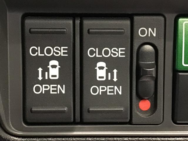 【両側パワースライドドア】両側がパワースライドドアになっており、運転席のスイッチやスマートキーでも開閉が可能です！開口部も広いので乗り降りも楽々♪