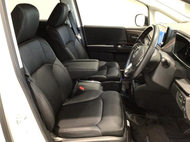 体を包み込むような形状でホールド感のあるフロントシート。しっかりと支えてくれるので長時間の運転を快適にサポートしてくれます。もちろん足元もゆったりしてますのでおくつろぎいただけます♪