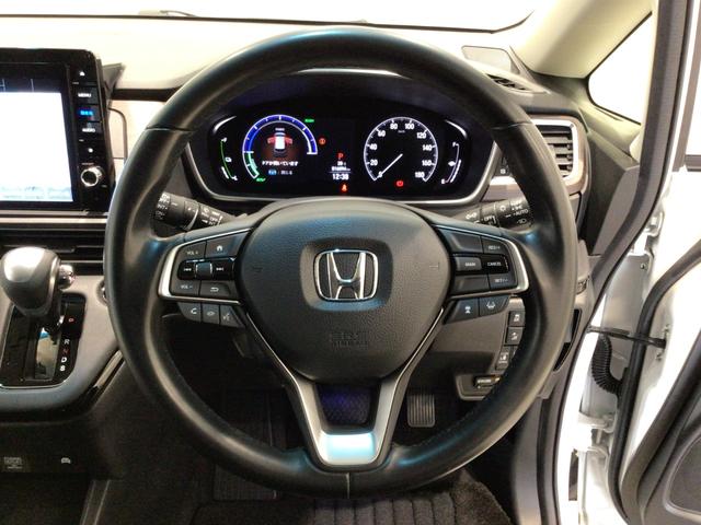 運転にかかわる様々な操作を安全に行えるように視点移動が少なく操作性に配慮されたスイッチ類が凝縮されたコクピットです。