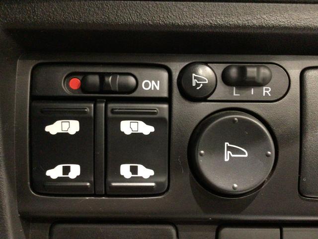 【両側パワースライドドア】両側がパワースライドドアになっており、運転席のスイッチやスマートキーでも開閉が可能です！開口部も広いので乗り降りも楽々♪