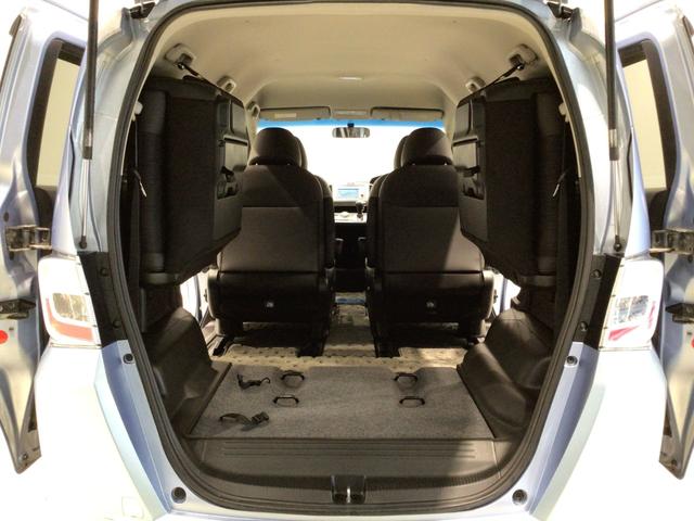 ３列シートを跳ね上げると、大きな荷物も積みこめます！使い勝手もいいですね♪