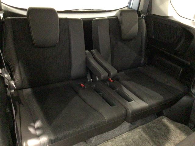 【３列目シート】しっかりした厚みの有るシートになりますので長い時間のドライブでも安心してお乗り頂けます♪