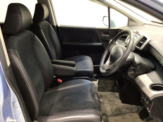 体を包み込むような形状でホールド感のあるフロントシート。しっかりと支えてくれるので長時間の運転を快適にサポートしてくれます。もちろん足元もゆったりしてますのでおくつろぎいただけます♪