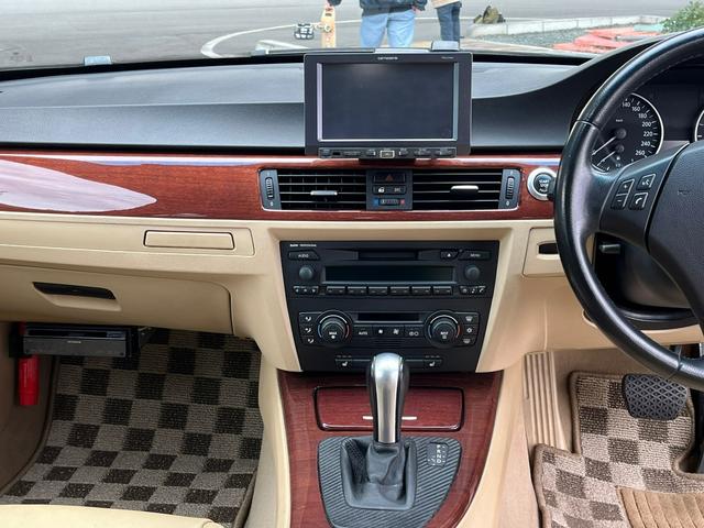 ３シリーズ ３２３ｉ　ハイラインパッケージ　エナジーコンプリート　ナビ　アルミホイール　ＨＩＤ　パワーシート　革シート　スマートキー　シートヒーター　ＣＶＴ　盗難防止システム　ＡＢＳ　ＣＤ　ＭＤ　エアコン　パワーステアリング　パワーウィンドウ（7枚目）