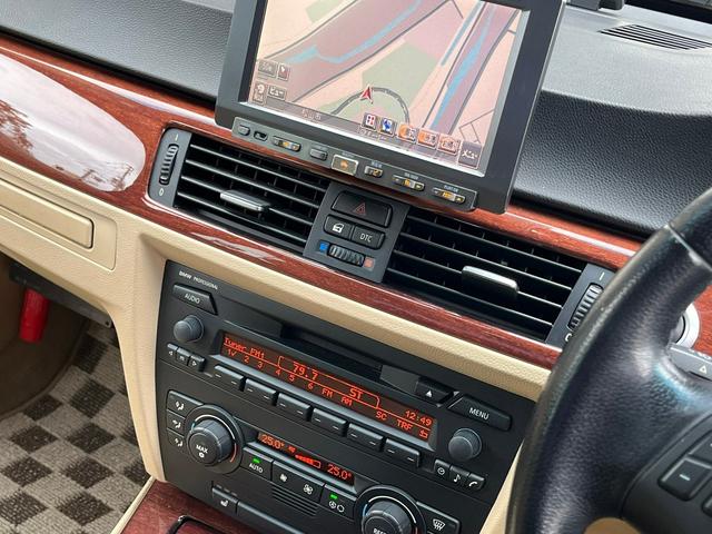 ３シリーズ ３２３ｉ　ハイラインパッケージ　エナジーコンプリート　ナビ　アルミホイール　ＨＩＤ　パワーシート　革シート　スマートキー　シートヒーター　ＣＶＴ　盗難防止システム　ＡＢＳ　ＣＤ　ＭＤ　エアコン　パワーステアリング　パワーウィンドウ（8枚目）