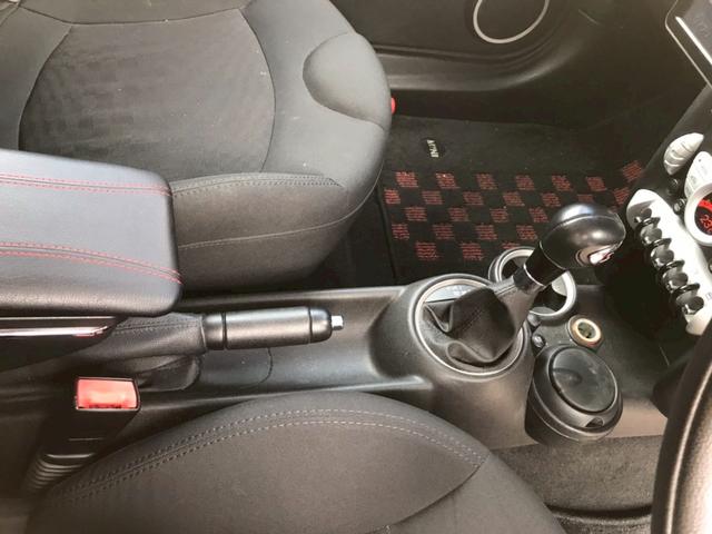 ＭＩＮＩ クーパーＳ　クラブマン　ＴＶ　アルミホイール　ＨＩＤ　キーレスエントリー　電動格納ミラー　ＡＴ　盗難防止システム　ＡＢＳ　ＣＤ　エアコン　パワーステアリング　パワーウィンドウ　運転席エアバッグ（6枚目）