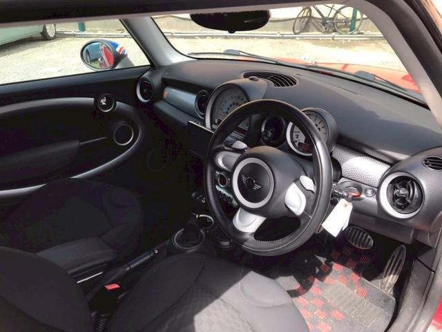 ＭＩＮＩ クーパーＳ　クラブマン　ＴＶ　アルミホイール　ＨＩＤ　キーレスエントリー　電動格納ミラー　ＡＴ　盗難防止システム　ＡＢＳ　ＣＤ　エアコン　パワーステアリング　パワーウィンドウ　運転席エアバッグ（7枚目）