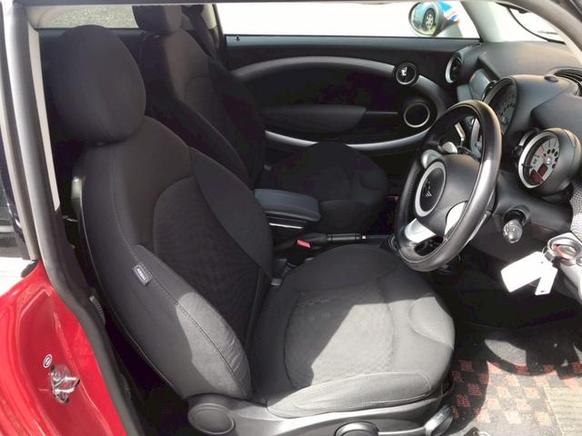 ＭＩＮＩ クーパーＳ　クラブマン　ＴＶ　アルミホイール　ＨＩＤ　キーレスエントリー　電動格納ミラー　ＡＴ　盗難防止システム　ＡＢＳ　ＣＤ　エアコン　パワーステアリング　パワーウィンドウ　運転席エアバッグ（8枚目）
