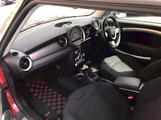 ＭＩＮＩ クーパーＳ　クラブマン　ＴＶ　アルミホイール　ＨＩＤ　キーレスエントリー　電動格納ミラー　ＡＴ　盗難防止システム　ＡＢＳ　ＣＤ　エアコン　パワーステアリング　パワーウィンドウ　運転席エアバッグ（10枚目）