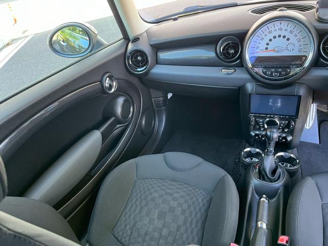 ＭＩＮＩ クーパーＳ　ジョンクーパーワークスエアロ　アルミホイール　社外２ＤＩＮナビ　ＨＩＤ　サンルーフ　ＡＴ　ＡＢＳ　ＥＳＣ　エアコン　パワーステアリング　パワーウィンドウ（5枚目）