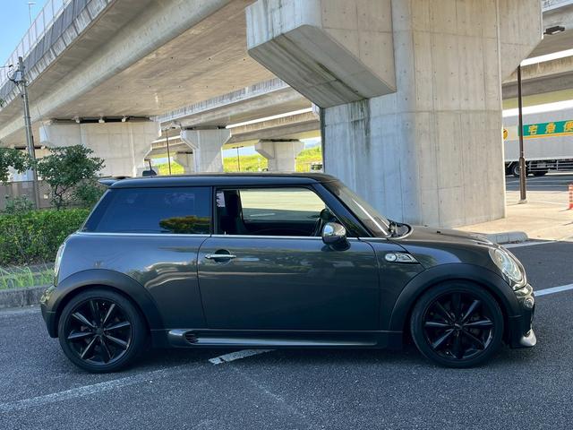 ＭＩＮＩ クーパーＳ　ジョンクーパーワークスエアロ　アルミホイール　社外２ＤＩＮナビ　ＨＩＤ　サンルーフ　ＡＴ　ＡＢＳ　ＥＳＣ　エアコン　パワーステアリング　パワーウィンドウ（16枚目）