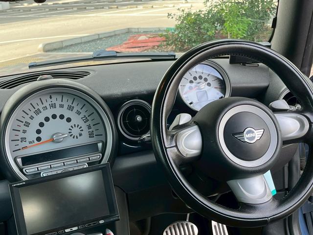 MINI クーパーS コンバーチブル オープンカー ETC HID AT キーレスエントリー アルミホイール 盗難防止システム ABS CD エアコン パワーステアリング パワーウィンドウ(3枚目)