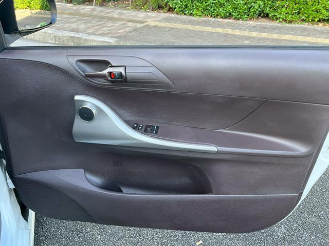 iQ 100G レザーパッケージ アルミホイール スマートキー 電動格納ミラー CVT 盗難防止システム 衝突安全ボディ ABS ESC CD エアコン パワーステアリング パワーウィンドウ(8枚目)