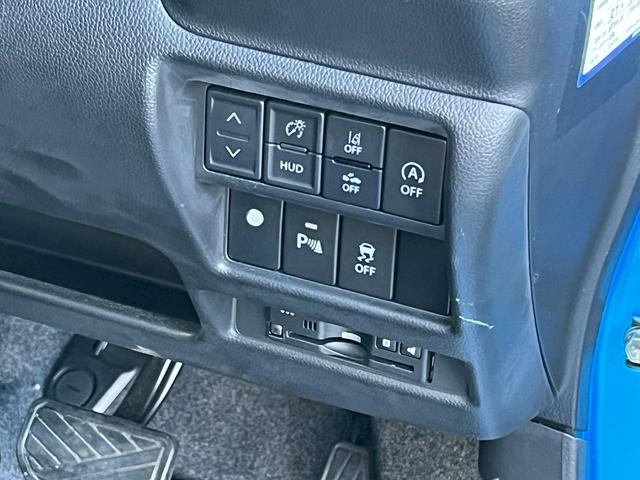 『アイドリングストップ』クルマが停車すると自動的にエンジンを停止し、無駄な燃料消費や排出ガスを抑えます。素早くエンジンを再始動させるなど、ドライバーの感覚とズレのない自然な制御を目指しています。