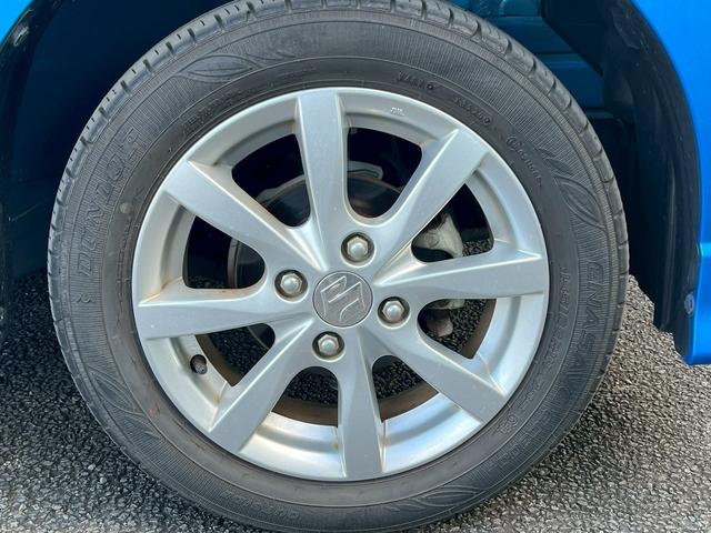 アルミホイールのメリットは「軽さ」と「デザイン性の高さ」と言えます。スチールに比べてアルミは軽量なために、ハンドル操作性の向上や車の燃費が良くなると言われております。