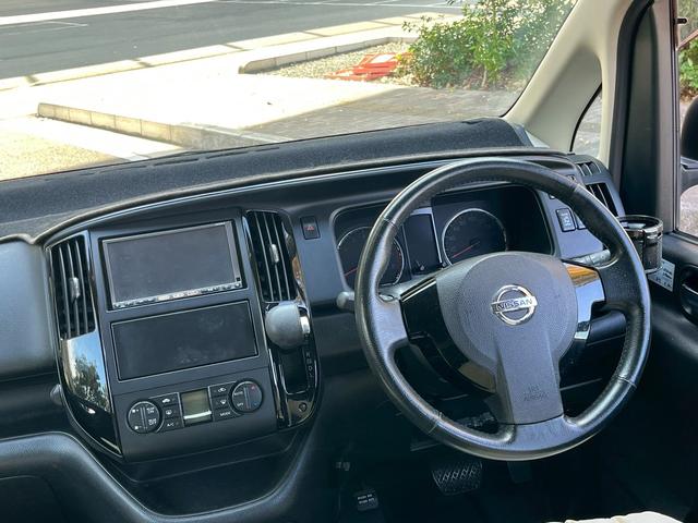 ハンドルの状態が悪いと運転に集中できませんよね。こちらの車、お気軽にお問い合わせください。