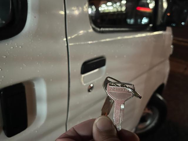 ハイゼットカーゴ スペシャル 4WD 5速MT車 エアコン 集中ドアロック(4枚目)