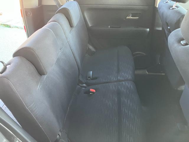 ゆったり乗れる後部座席足もとも広くゆったり快適♪