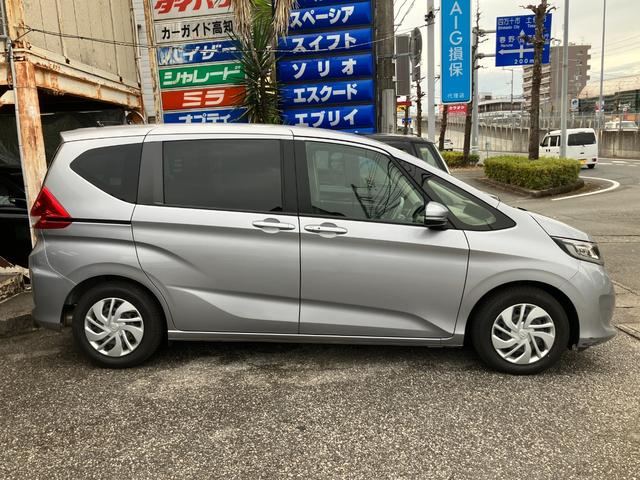 フリード Ｇ　７人乗り　ナビ　Ｂｌｕｅｔｏｏｔｈ　バックカメラ　ＥＴＣ　クルーズコントロール　両側パワースライドドア　衝突被害軽減システム　オートエアコン　レーンアシスト　横滑り防止　プッシュスタート　スマートキー（5枚目）