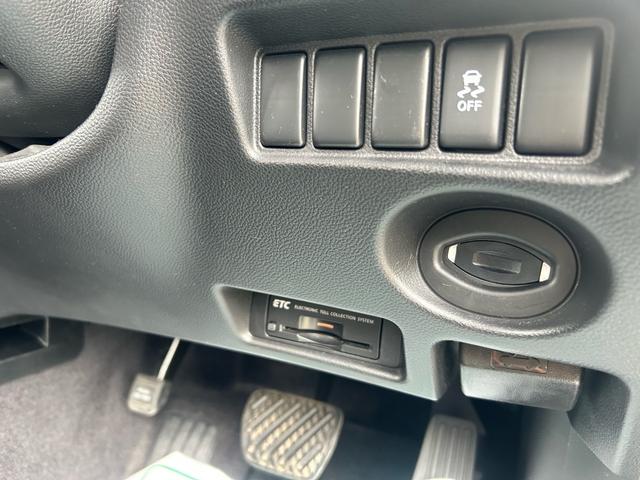 スカイラインクロスオーバー ３７０ＧＴ　ＦＯＵＲ　３７００ｃｃ　４ＷＤ　１８インチ純正アルミ　ＴＶ　柿本改マフラー（27枚目）