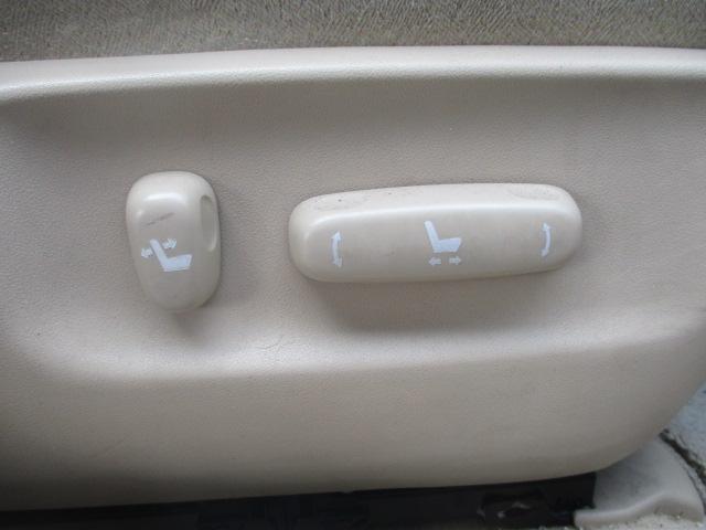 クラウン ロイヤルサルーン　純正マルチ　クルーズコントロール　　プッシュスタート　チルトステアリング　純正１６インチアルミホイール　オートライト　ウッド調コンビハンドル　ステアリングスイッチ　ディスチャージヘッドランプ（29枚目）