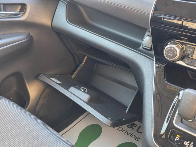 セレナ e-パワー ハイウェイスターV 後期型モデル プロパイロット 7人乗り 両側自動ドアー エマージェンシーブレーキ 純正ナビ フルセグTV 全方位カメラ ブルートゥース ETC付 スマートキー2個 デジタルインナーミラー LEDライト(43枚目)