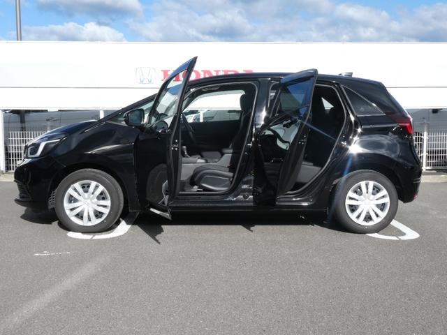 フィット ｅ：ＨＥＶホーム　当社社用車禁煙９インチメモリーナビフルセグＴＶバックカメラ前後パーキングセンサーサイドエアバックＥＴＣ車載器２．０スマートキーＬＥＤヘッドライト（10枚目）