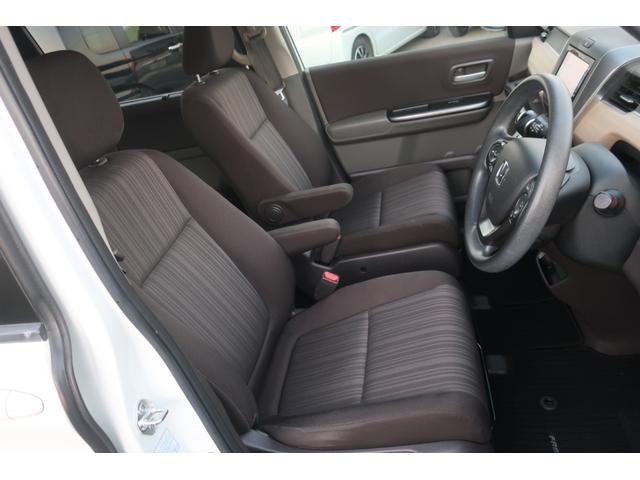 フリード Ｇ・ホンダセンシング　ギャザズメモリーナビフルセグ　両側電動スライドドア　ＥＴＣコンフォートビューパッケージ　２列目ベンチシート７人乗　スマートキー　センターテーブル　Ｃパッケージ（13枚目）