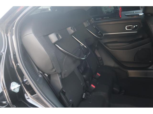 ヴェゼル ｅ：ＨＥＶＺ　ホンダコネクトナビ無限フルエアロ後退出庫サポートパワーゲートブラインドスポットインフォメーションＥＴＣ車載器Ｆシートヒーターマルチビューカメラコンビシート１８インチアルミホイール（24枚目）
