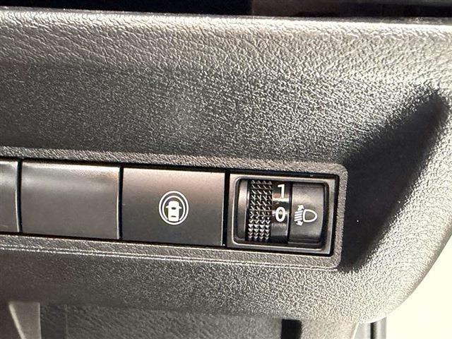 ノート Ｘ　純正９インチナビ　ＴＶ　Ｂｌｕｅｔｏｏｔｈ　ＣＤ　全周囲カメラ　ＥＴＣ　クリアランスソナー　ステアリングスイッチ　デジタルインナーミラー　電動格納ミラー　フロアマット　スマートキー　スペアキー（27枚目）