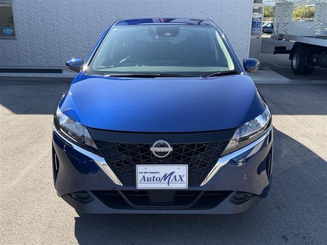 ノート Ｘ　純正９インチナビ　ＴＶ　Ｂｌｕｅｔｏｏｔｈ　ＣＤ　全周囲カメラ　ＥＴＣ　クリアランスソナー　ステアリングスイッチ　デジタルインナーミラー　電動格納ミラー　フロアマット　スマートキー　スペアキー（5枚目）