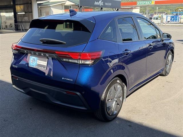 ノート Ｘ　純正９インチナビ　ＴＶ　Ｂｌｕｅｔｏｏｔｈ　ＣＤ　全周囲カメラ　ＥＴＣ　クリアランスソナー　ステアリングスイッチ　デジタルインナーミラー　電動格納ミラー　フロアマット　スマートキー　スペアキー（8枚目）