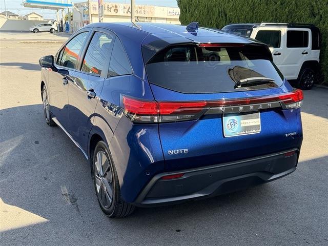 ノート Ｘ　純正９インチナビ　ＴＶ　Ｂｌｕｅｔｏｏｔｈ　ＣＤ　全周囲カメラ　ＥＴＣ　クリアランスソナー　ステアリングスイッチ　デジタルインナーミラー　電動格納ミラー　フロアマット　スマートキー　スペアキー（10枚目）